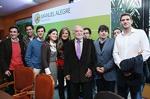 Manuel Alegre com jovens apoiantes em Vila Real