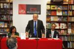 Manuel Alegre com a editora Ceclia Andrade e poeta Frederico Loureno